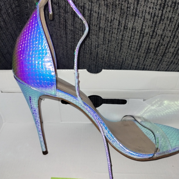 Multiple pairs of women's shoes - Picture 7 of 16